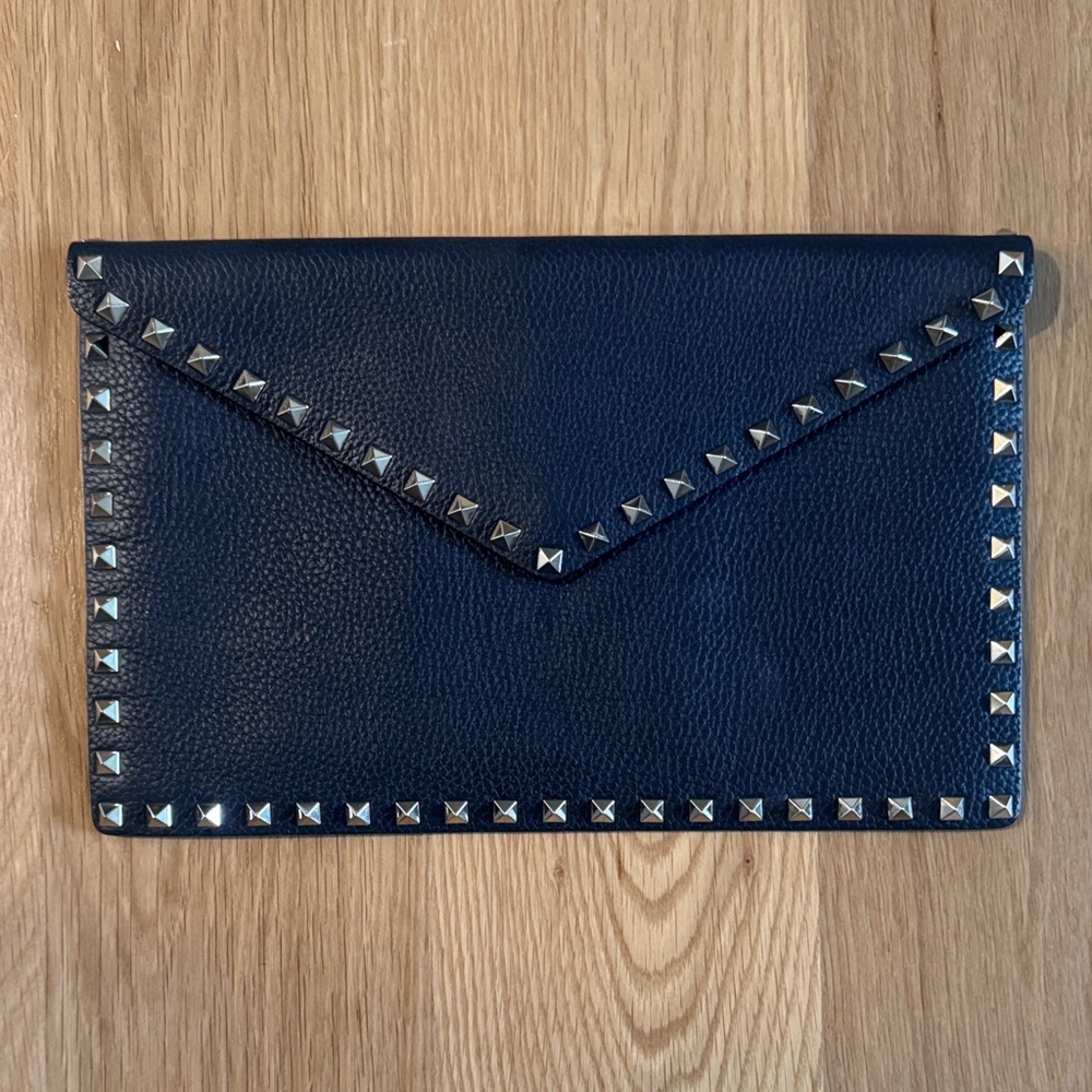 ROCKSTUD GRAINY CALFSKIN ENVELOPE POUCH